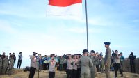 Pengibaran Bendera di Puncak Ciremai